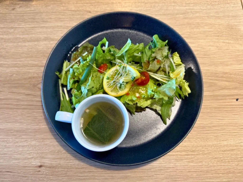 1Place cafe 〜Fluffies〜 名東店のサラダ