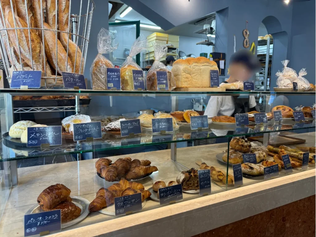 トレマタン ブーランジェリー(totlematin-boulangerie)のパン用ショーケース