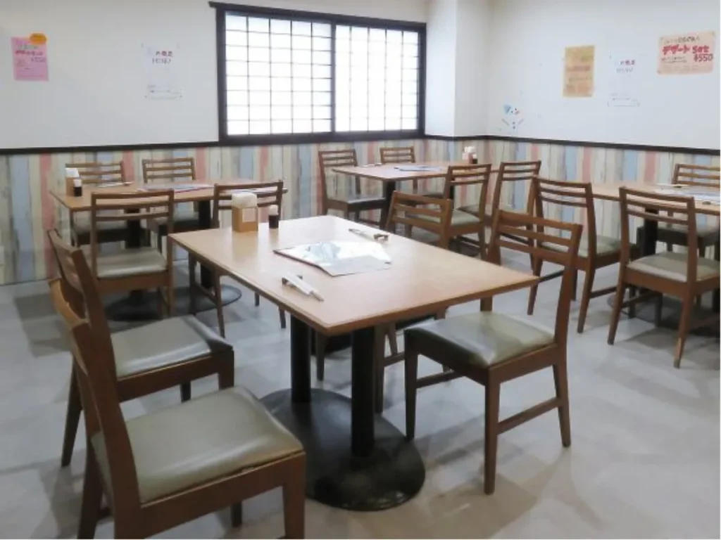 絆洋食店の店内