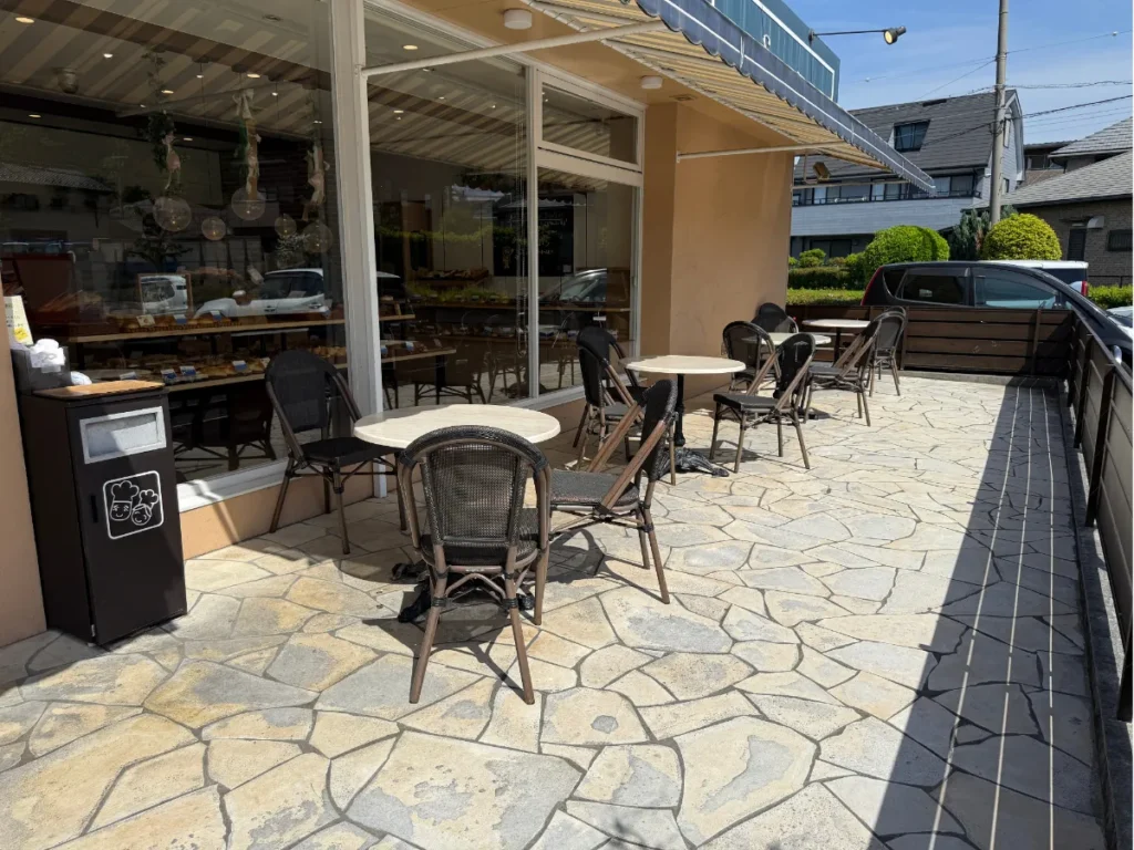 優しいかおりのパン家さん 尾張旭桜ヶ丘店のテラス席